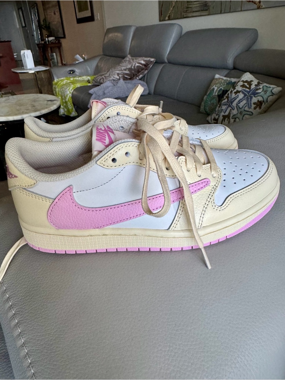 Nike Low-Top Sneakers in Cream, White & Pink